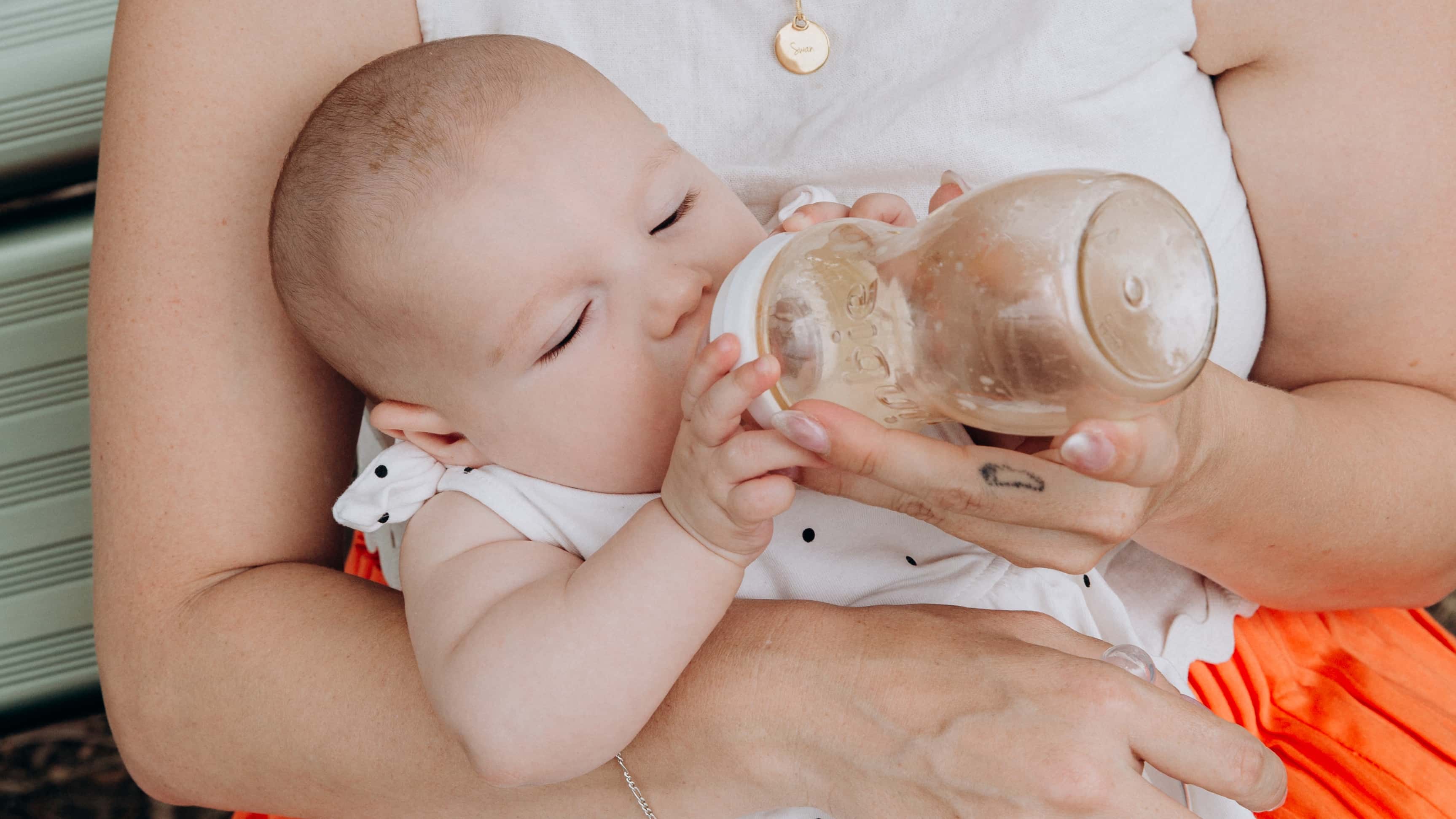 minbie_bottle_feeding_wide_040A9703_Cropped_1.jpg