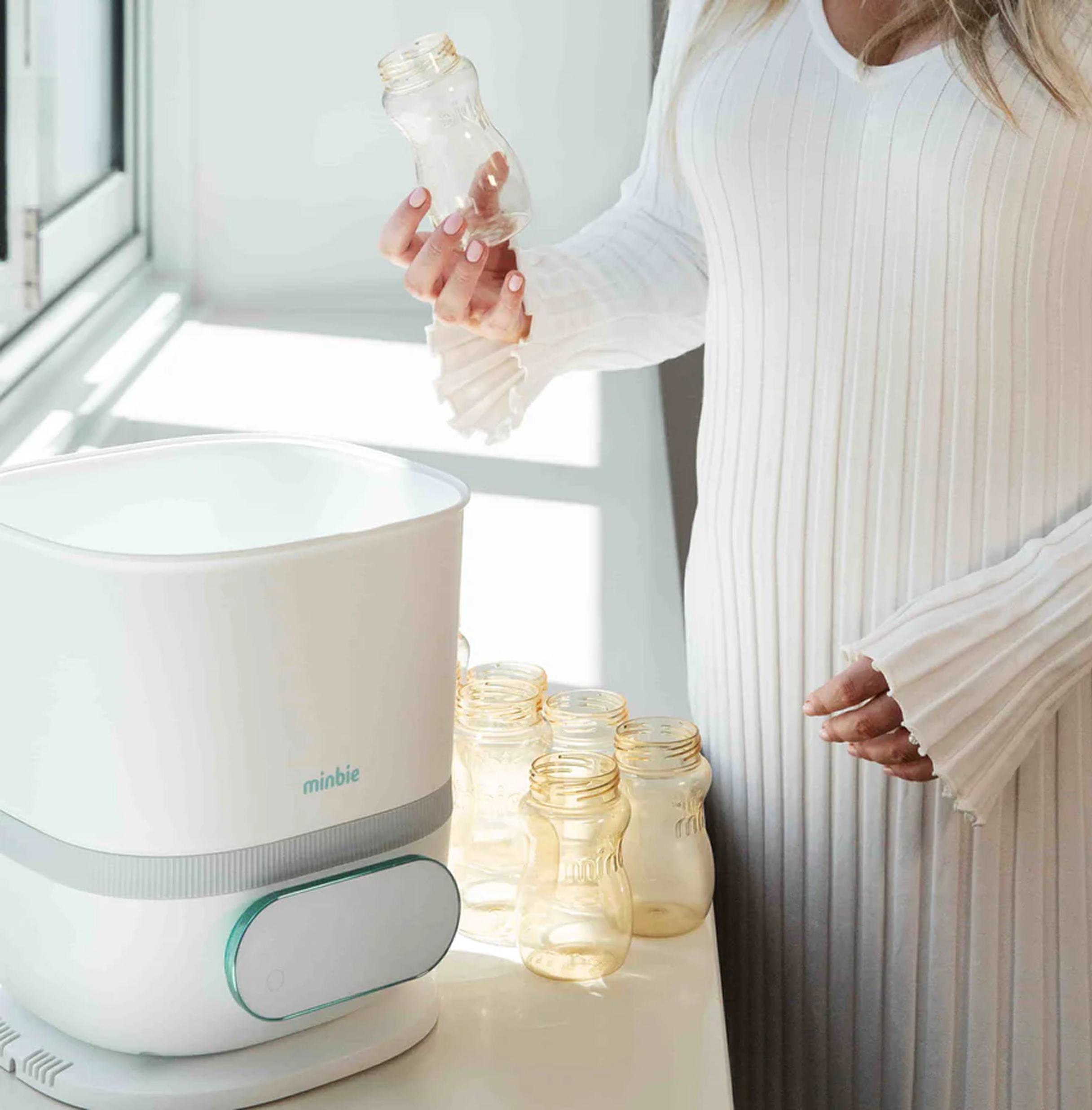 sht-image-atf_Woman_holding_a_green_yoga_mat_with_andar_branding_in_a_casual_setting..png