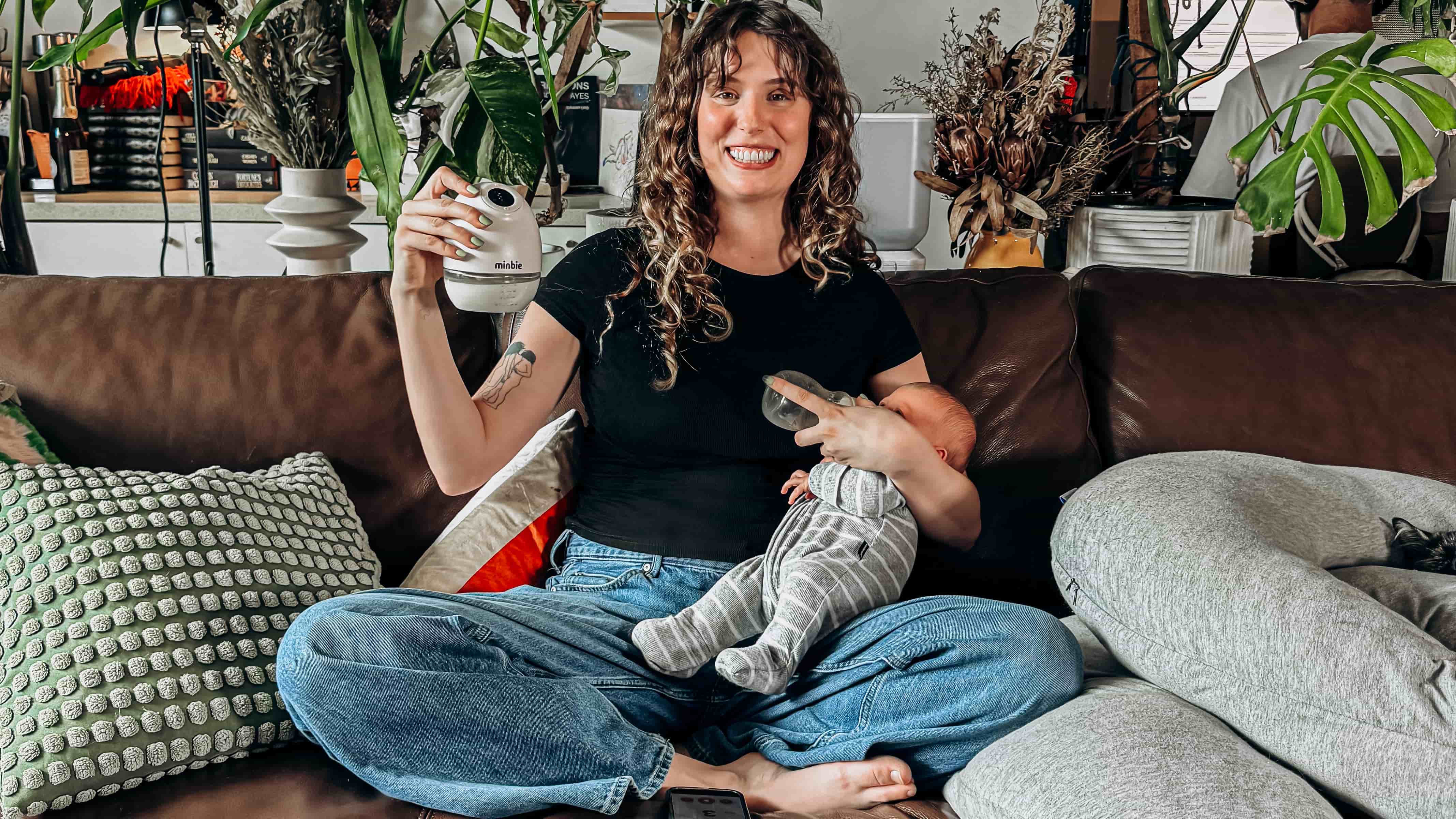 smiling_with_minbie_wearbale_pump_and_baby_bottle_feeding_1.jpg